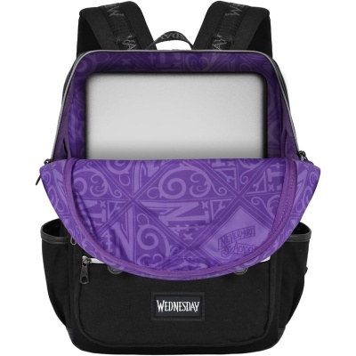 Mochila preta com interior roxo e padrões gráficos, com texto WEDNESDAY visível
