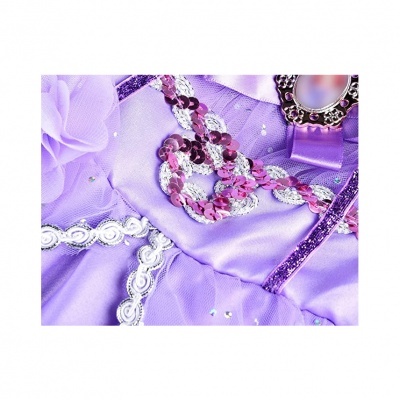 Detalhes de tecido lilás acetinado com lantejoulas, renda branca e fita lilás