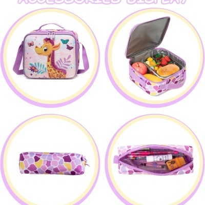 Conjunto de acessórios com padrão roxo e rosa, incluindo lancheira com estampa de girafa e dois estojos.
