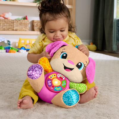Criança com brinquedo de peluche em forma de cão colorido sentada no chão