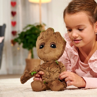 Boneco de peluche Groot com menina a brincar em ambiente interior