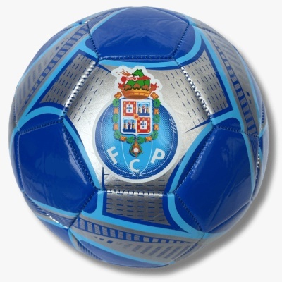 Bola de futebol azul e cinzenta com o emblema do FCP