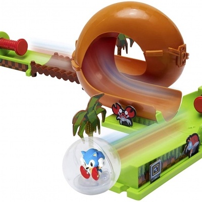 Brinquedo de pista de corrida verde com espiral castanha e personagem Sonic na cápsula transparente