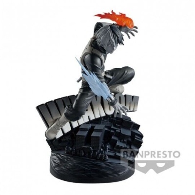 Estatueta de personagem masculino com efeitos de fogo e gelo, base com texto BANPRESTO.
