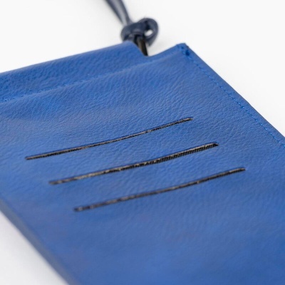 Carteira azul de couro com três rasgos horizontais e corda preta