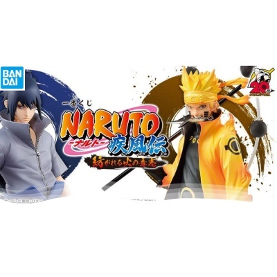 Duas figuras de ação do anime Naruto com roupas distintas e logotipo Naruto entre elas