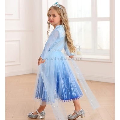 Menina com vestido azul de festa com tule brilhante e tiara prateada