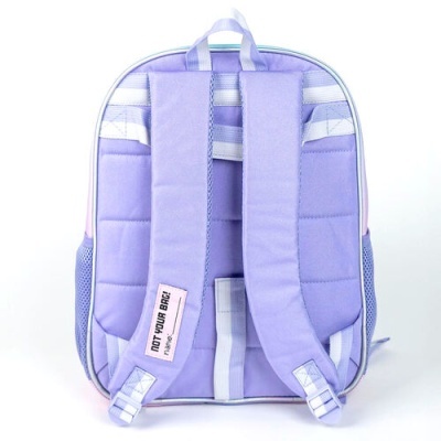 Mochila lilás vista de trás com alças acolchoadas e etiqueta 'NOT YOUR BAG!'