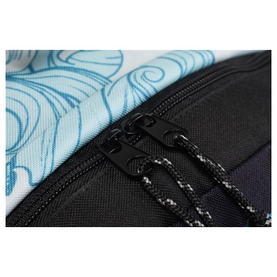 Fecho de correr preto duplo com cordões em mochila preta e tecido azul claro com padrão azul.