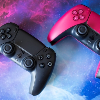 Dois comandos PlayStation, preto e rosa, sobre fundo cósmico colorido