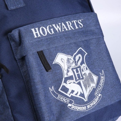 Mochila azul com bolso frontal com texto HOGWARTS e brasão de Hogwarts em branco
