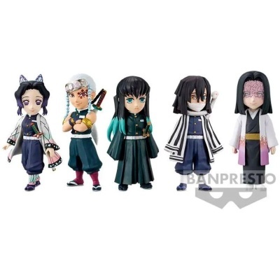 Cinco figuras de anime coloridas em fundo branco com texto BANPRESTO