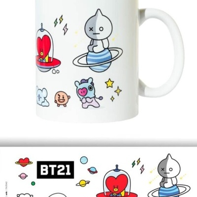 Caneca branca com personagens animados coloridos e texto BT21