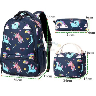 Conjunto mochila, estojo e bolsa térmica com padrão de unicórnios coloridos em fundo azul