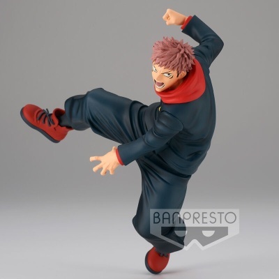 Figura colecionável Banprestoo de personagem com roupa preta e vermelha em fundo cinzento