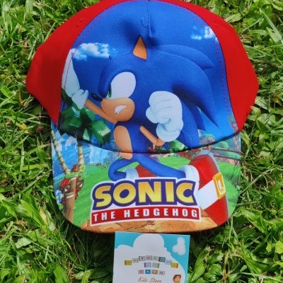 Boné infantil estampado do Sonic the Hedgehog com fundo de vegetação e trilhos sobre relva