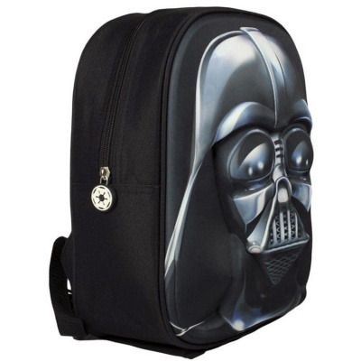 Mochila preta com máscara de Darth Vader em 3D na frente