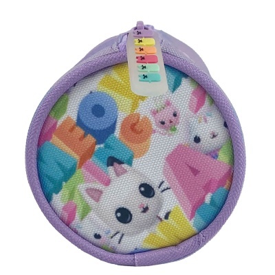 Estojo redondo lilás com estampa colorida de letras e gatos desenhados