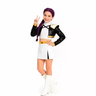 Menina com fato de dança preto, branco e dourado com botas de salto.