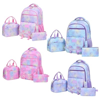 Conjunto de mochila, sacola e estojo em tons pastel com padrão geométrico.