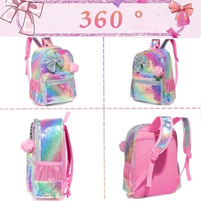 Mochila iridescente rosa com pompom e flor decorativa vista de vários ângulos