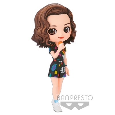 Figura colecionável feminina com vestido preto e padrões coloridos