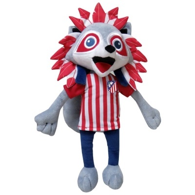 Pelúcia mascote Atlético de Madrid com camisola riscada vermelha e branca.