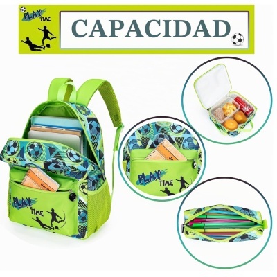 Mochila verde com padrão de bolas de futebol azuis e pretas, com bolso frontal e texto PLAY TIME, acompanhada de lancheira e estojo.
