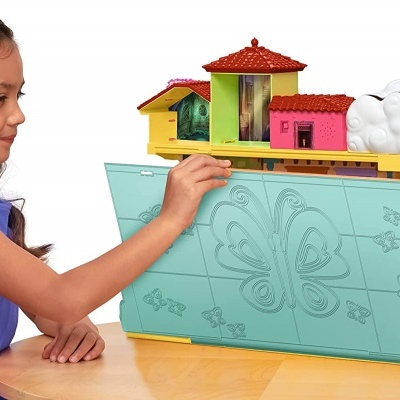 Menina a brincar com brinquedo colorido em mesa de madeira