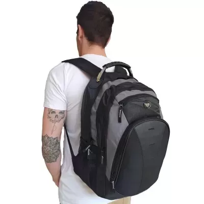 Mochila preta e cinza com vários compartimentos nas costas de um homem com tatuagens