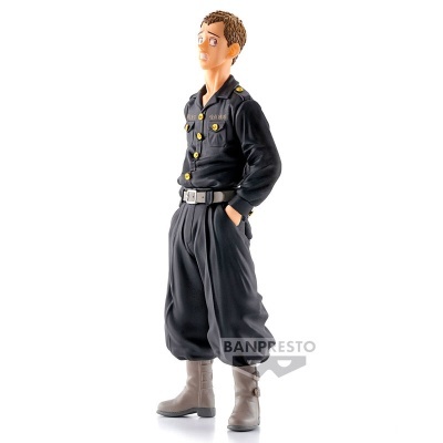 Figurina de personagem masculino em roupa preta com botões dourados e botas cinza