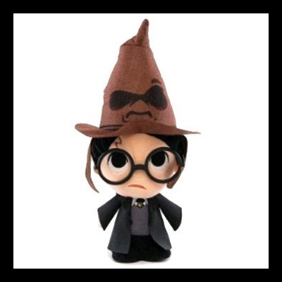 Boneco de pelúcia com chapéu pontiagudo castanho e óculos redondos pretos