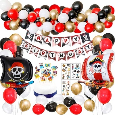 Decoração de festa pirata com balões coloridos e banner HAPPY BIRTHDAY