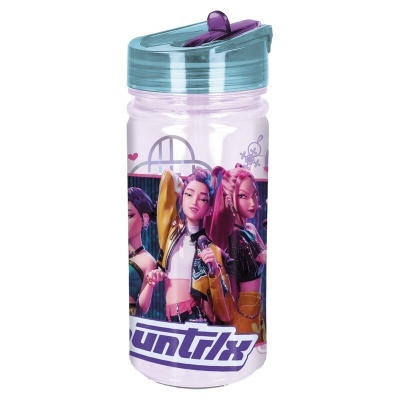 Garrafa transparente com tampa azul e fecho roxo com personagens animadas e texto K/DA