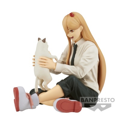 Figura anime de rapazinha loira sentada a segurar cão branco