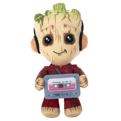 Pelúcia do personagem Groot com auscultadores e cassete