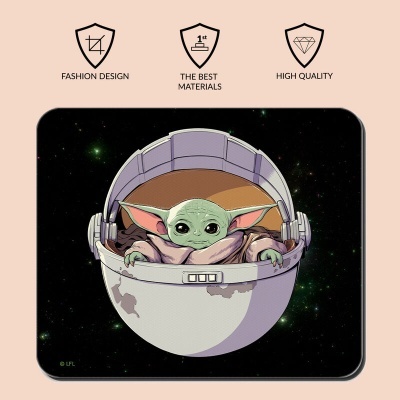 Tapete de rato com ilustração do Baby Yoda em cápsula espacial e texto em inglês no fundo cor de bege.