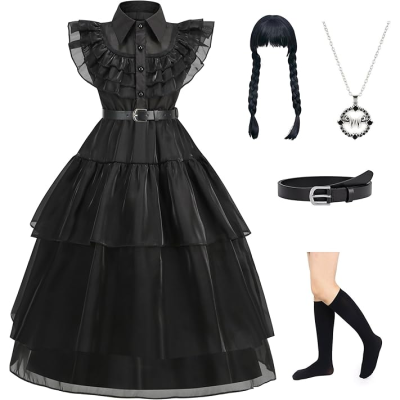 Conjunto de vestido preto com folhas transparentes, cinto, peruca de tranças, colar prateado e meias pretas.