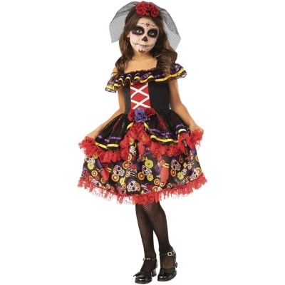 Fato de Carnaval infantil com vestido preto, vermelho e padrões de caveiras coloridas, renda vermelha e acessórios de flores vermelhas com véu preto.