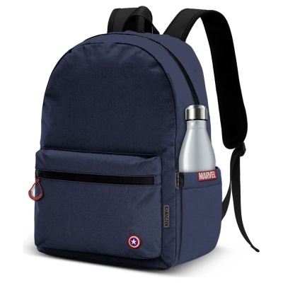 Mochila azul escura com bolso frontal e garrafa metálica no bolso lateral