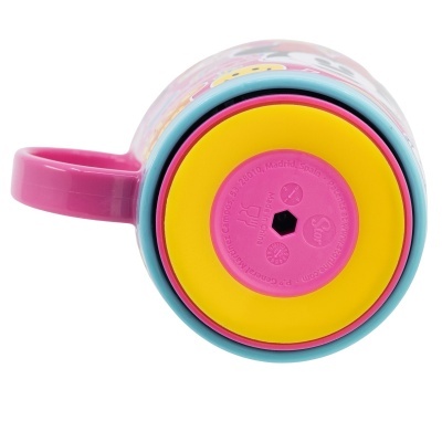 Caneca infantil colorida em plástico com pega rosa vista de baixo showing base amarela e tampa rosa