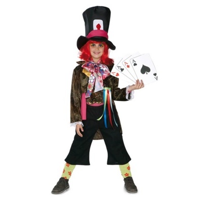 Criança com fantasia do Chapeleiro Maluco e cartas na mão