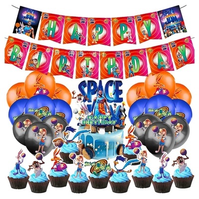 Conjunto de decoração de festa Space Jam com balões coloridos, faixa HAPPY BIRTHDAY e bolo temático