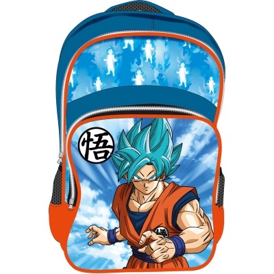 Mochila azul e laranja com estampa de Goku de Dragon Ball e fundo de céu azul
