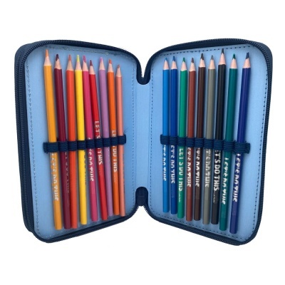 Estojo aberto com 24 lápis de cor em dois grupos de cores variadas com suporte elástico azul