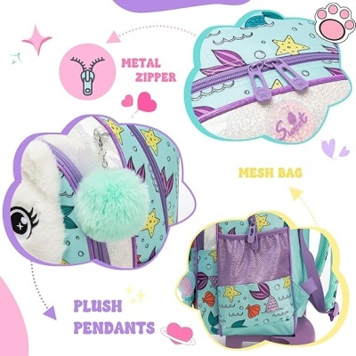 Mochila infantil azul e roxa com estrelas, peixes, pendentes de peluche e fechos de metal.