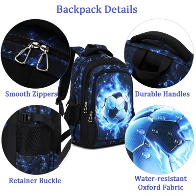 Mochila preta e azul com bola de futebol e detalhes de fechos, alças e tecido resistente à água.
