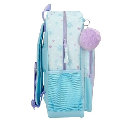 Mochila azul claro com padrão de flocos de neve e pompom roxo