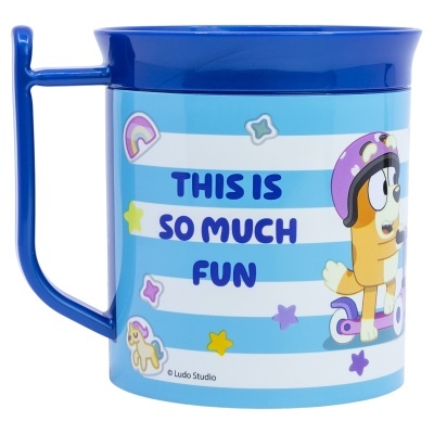 Caneca de plástico azul com cão numa trotinetes e texto divertido