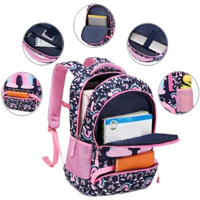 Mochila escolar rosa e azul escuro com padrão abstrato e múltiplos compartimentos abertos